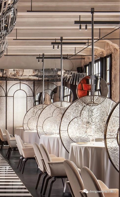 resin screen design-The restaurant partitions are designed using acrylic resin panels.