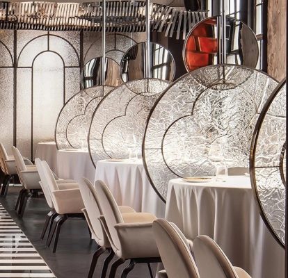 resin screen design-The restaurant partitions are designed using acrylic resin panels.