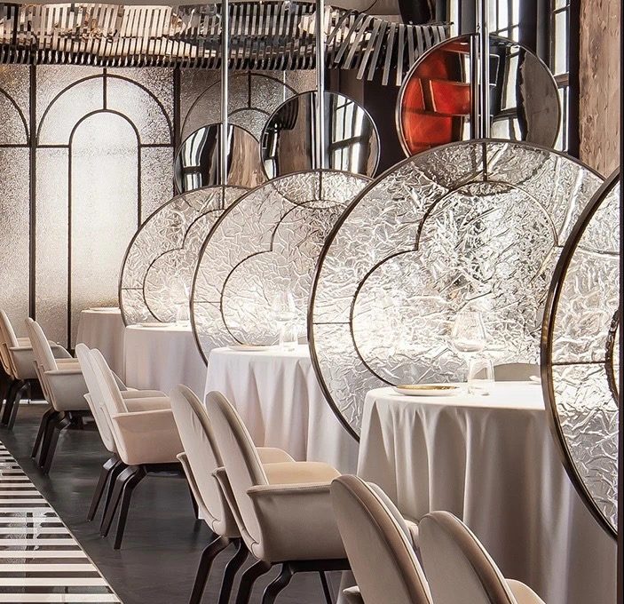 resin screen design-The restaurant partitions are designed using acrylic resin panels.