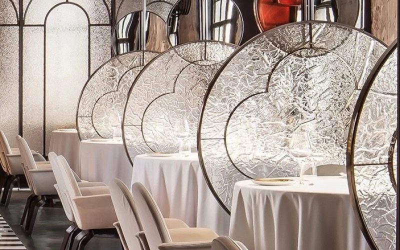 resin screen design-The restaurant partitions are designed using acrylic resin panels.